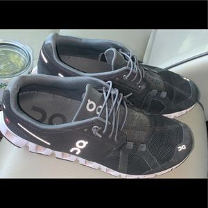 On cloud black size 8